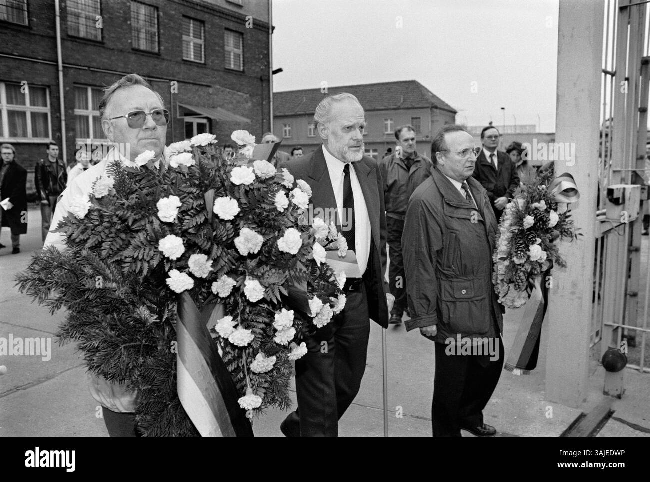 Kranzniederlegung in der ehemaligen Stasi-Untersuchungshaftanstalt Hohenschoenhausen, SPD-Arbeitsgruppe ehemaliger politischer Gefangener, links: Hans-Joachim Helwig-Wilson, DEU, Berlin-Hohenschoenhausen, 06.03.1992, [automatisierte Übersetzung] Stockfoto