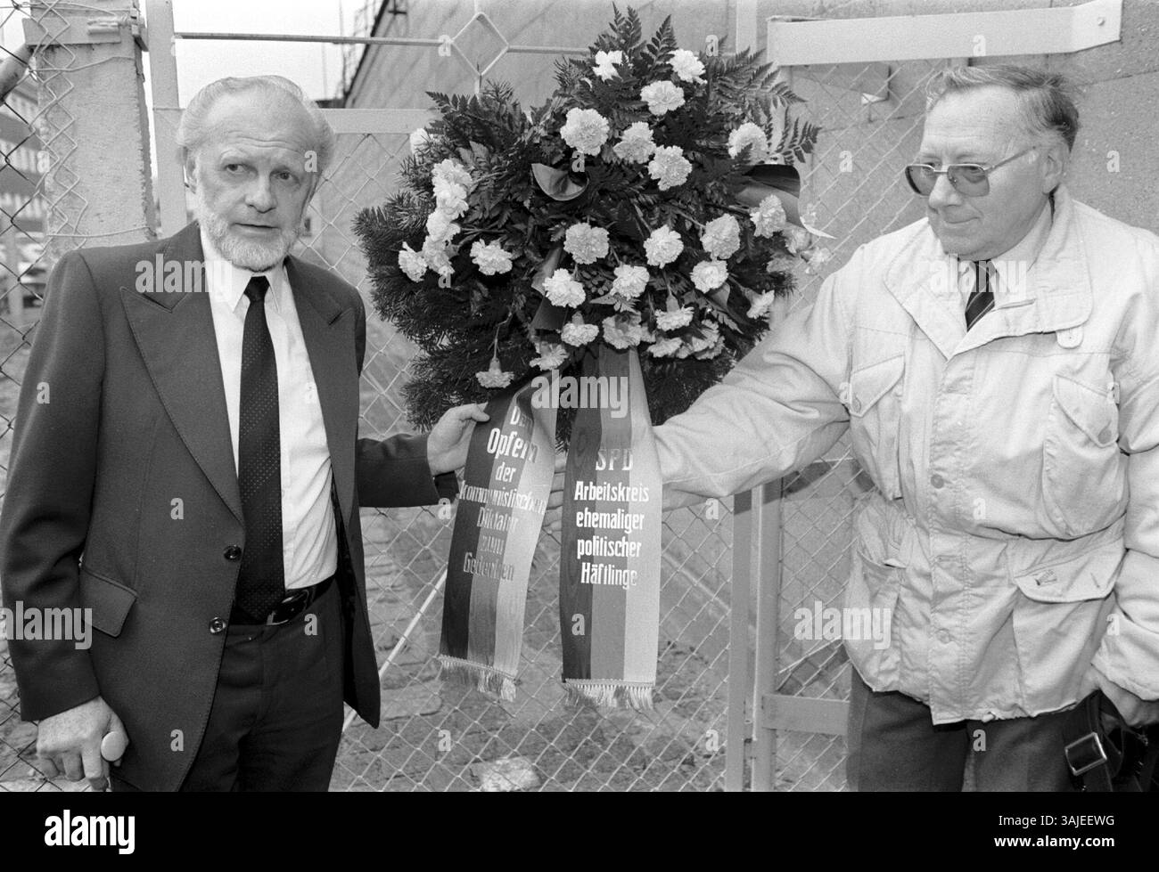 Kranzniederlegung in der ehemaligen Stasi-Untersuchungshaftanstalt Hohenschoenhausen, SPD-Arbeitsgruppe ehemaliger politischer Gefangener, links: Hans-Joachim Helwig-Wilson, DEU, Berlin-Hohenschoenhausen, 06.03.1992, [automatisierte Übersetzung] Stockfoto