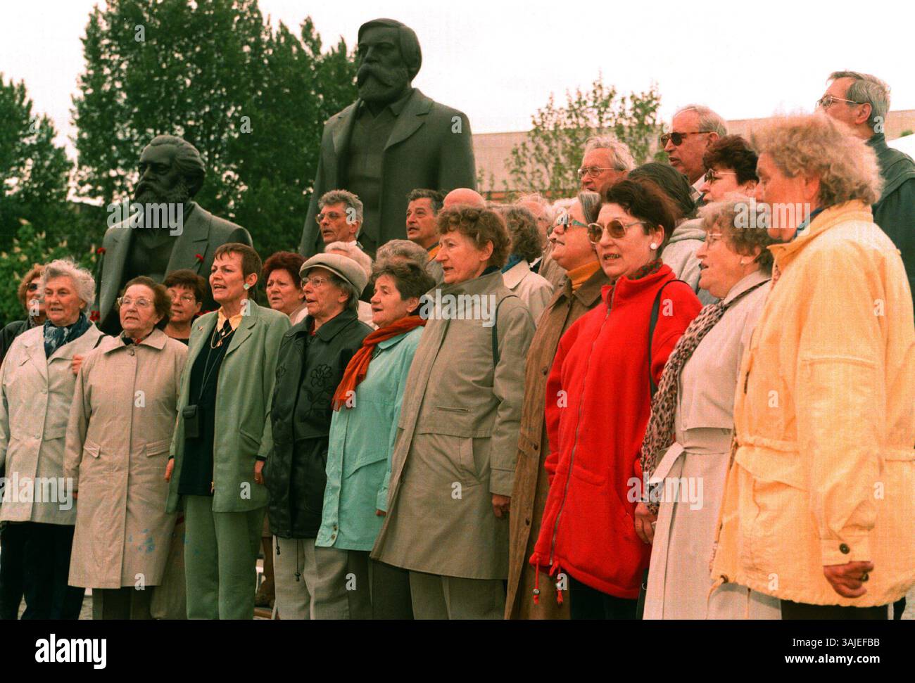 Der Ernst-Busch-Chor (Durchschnittsalter 82 Jahre) singt zum 180. Geburtstag von Karl Marx am Denkmal von Karl Marx und Friedrich Engels im Marx - Engels - Forum, Geburtstagsfeier der PDS, Berlin-Mitte, 05.05.1998 [automatisierte Übersetzung] Stockfoto