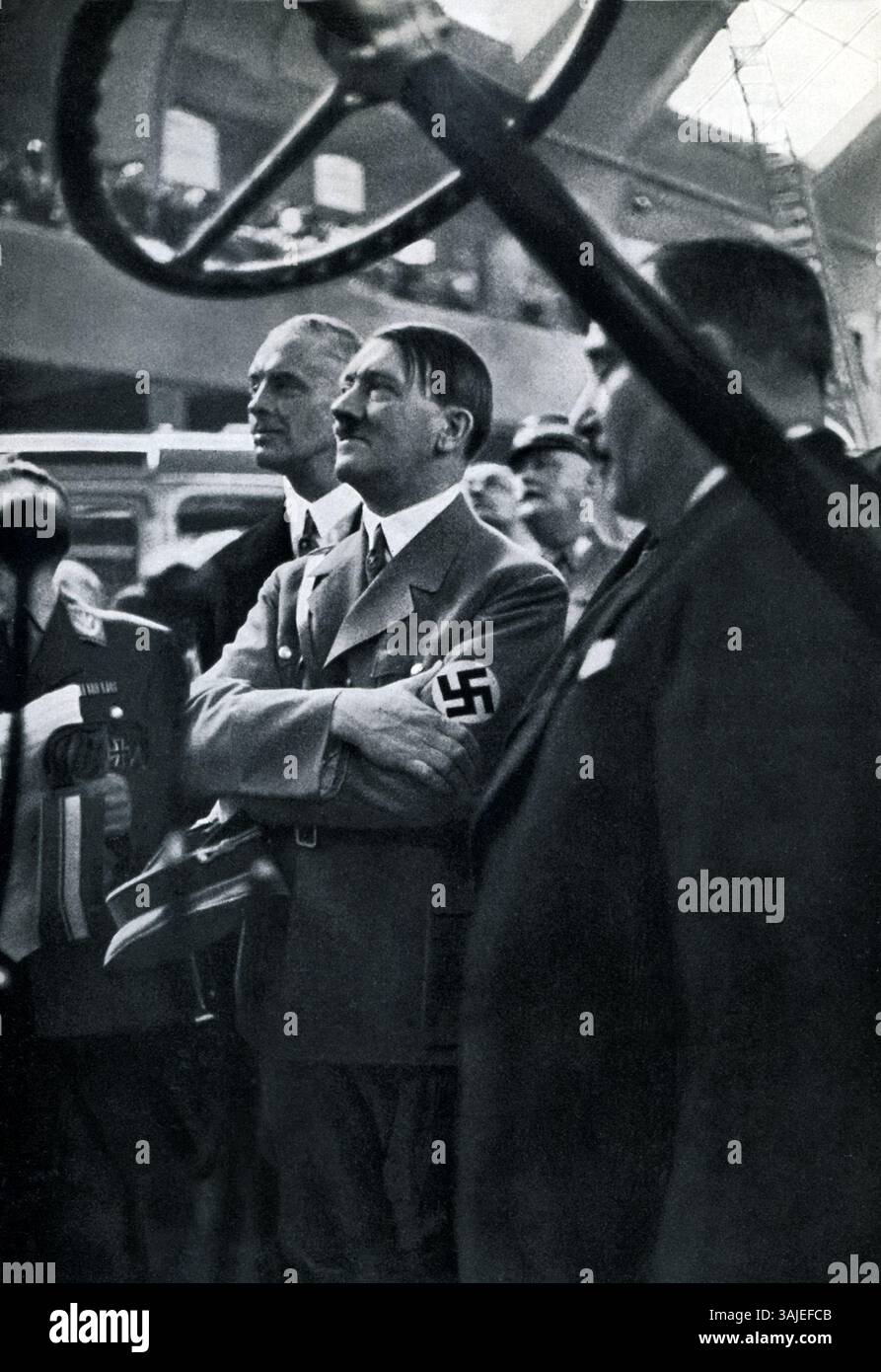 Deutschland, Berlin, 14.02.1935 Adolf Hitler (* 20. April 1889 in Braunau am Inn, 30. April 1945 in Berlin) war ein deutscher Politiker österreichischer Herkunft. Er war ab 29. Juli 1921 Vorsitzender der NSDAP, wurde am 30. Januar 1933 Reichskanzler und war von 1934 bis zu seinem Selbstmord 1945 unter dem Titel „Führer und Reichskanzler“ sowie ab 4. Februar 1938 Oberbefehlshaber der Wehrmacht. [Automatisierte Übersetzung] Stockfoto