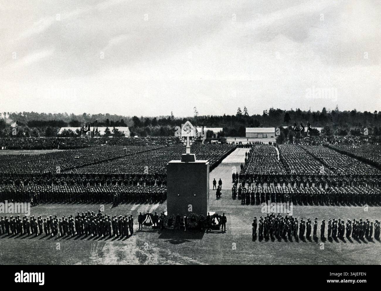Deutschland, Nürnberg, 10.09.1935 Adolf Hitler (* 20. April 1889 in Braunau am Inn, 30. April 1945 in Berlin) war ein deutscher Politiker österreichischer Herkunft. Er war ab 29. Juli 1921 Vorsitzender der NSDAP, wurde am 30. Januar 1933 Reichskanzler und war von 1934 bis zu seinem Selbstmord 1945 unter dem Titel „Führer und Reichskanzler“ sowie ab 4. Februar 1938 Oberbefehlshaber der Wehrmacht. [Automatisierte Übersetzung] Stockfoto