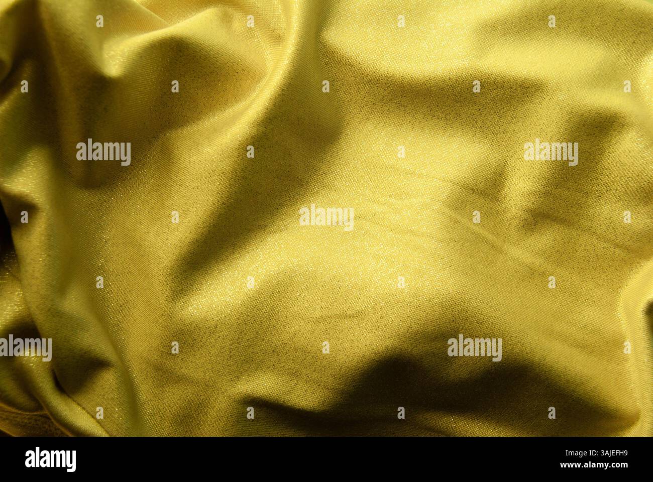 Glatter, pastellgrüner Seidenstoff mit weichem Glanz und sanften Falten für einen ruhigen, eleganten Hintergrund. Stockfoto