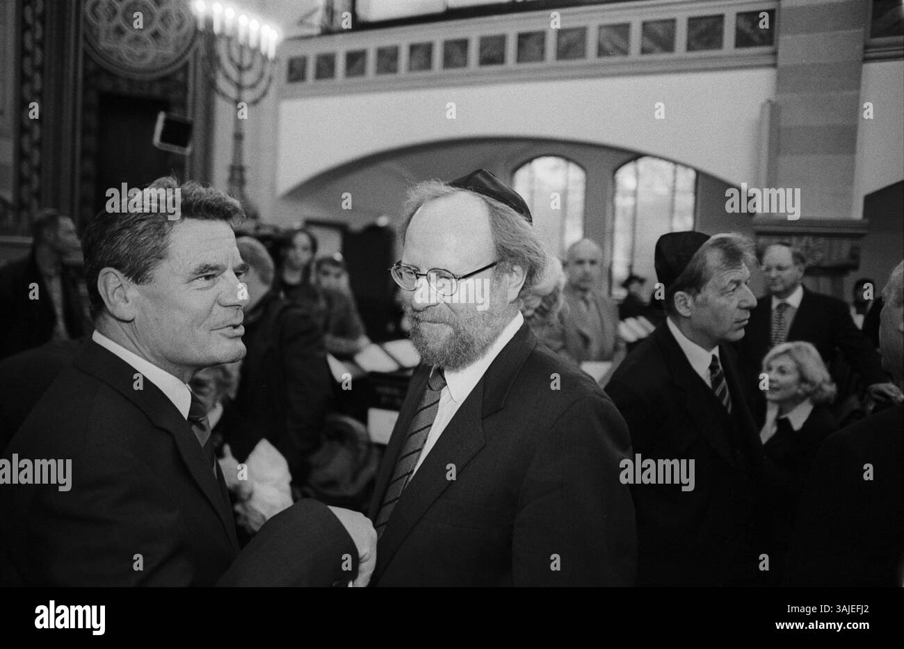 Deutschland, Berlin, 10.10.1999, Eröffnung des Jüdischen Lehrhauses in der Rykestraße (vor der Hinterhofsynagoge), gestiftet von der Ronald S. Lauder Stiftung, 1941 wurde das ehemalige Jüdische Lehrhaus von den Nazis geschlossen, Stasi-Kommissar Joachim Gauck (links) begrüßt Bundestagspräsident Wolfgang Thierse, rechts: Regierender Bürgermeister Eberhard Diepgen, [automatisierte Übersetzung] Stockfoto