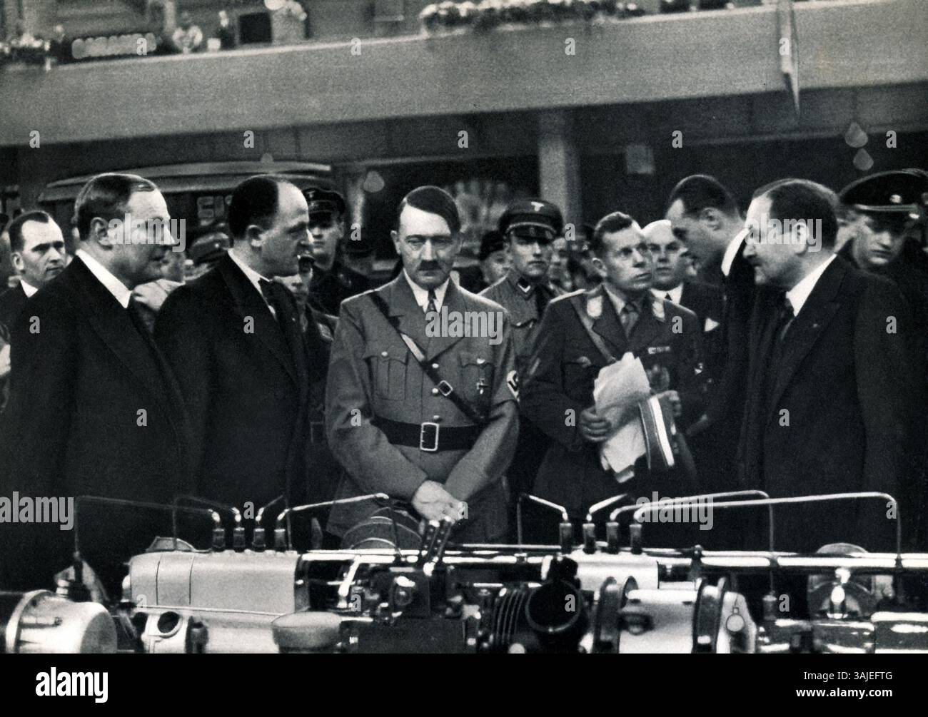 Deutschland, Berlin, 14.02.1935 Adolf Hitler (* 20. April 1889 in Braunau am Inn, 30. April 1945 in Berlin) war ein deutscher Politiker österreichischer Herkunft. Er war ab 29. Juli 1921 Vorsitzender der NSDAP, wurde am 30. Januar 1933 Reichskanzler und war von 1934 bis zu seinem Selbstmord 1945 unter dem Titel „Führer und Reichskanzler“ sowie ab 4. Februar 1938 Oberbefehlshaber der Wehrmacht. [Automatisierte Übersetzung] Stockfoto