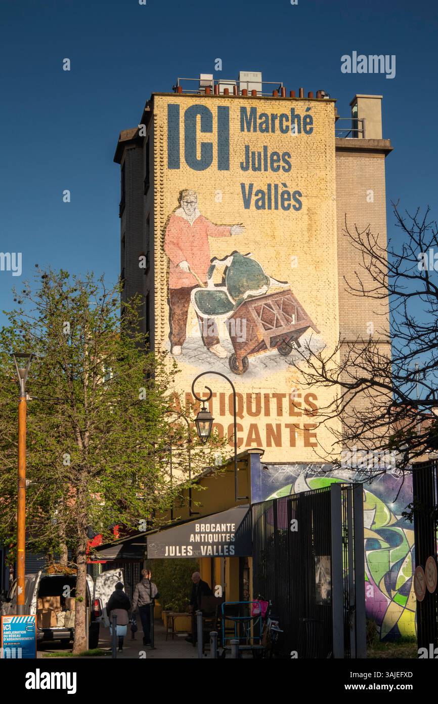 Frankreich, Paris, St. Ouen, Marche aux Puces, Marche Jules Vallés Schild auf der Außenseite des Wohngebäudes Stockfoto