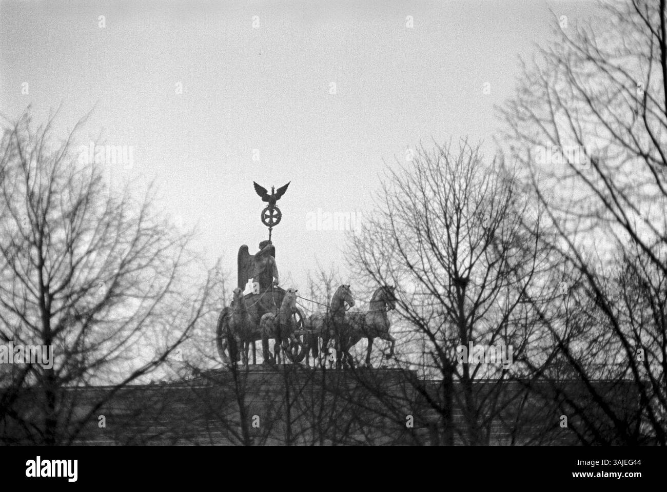 Die Quadriga am Brandenburger Tor, heute steht vor diesem Ort das umgebaute Hotel Adlon, DEU, Berlin-Mitte, 05.04.1992, [automatisierte Übersetzung] Stockfoto