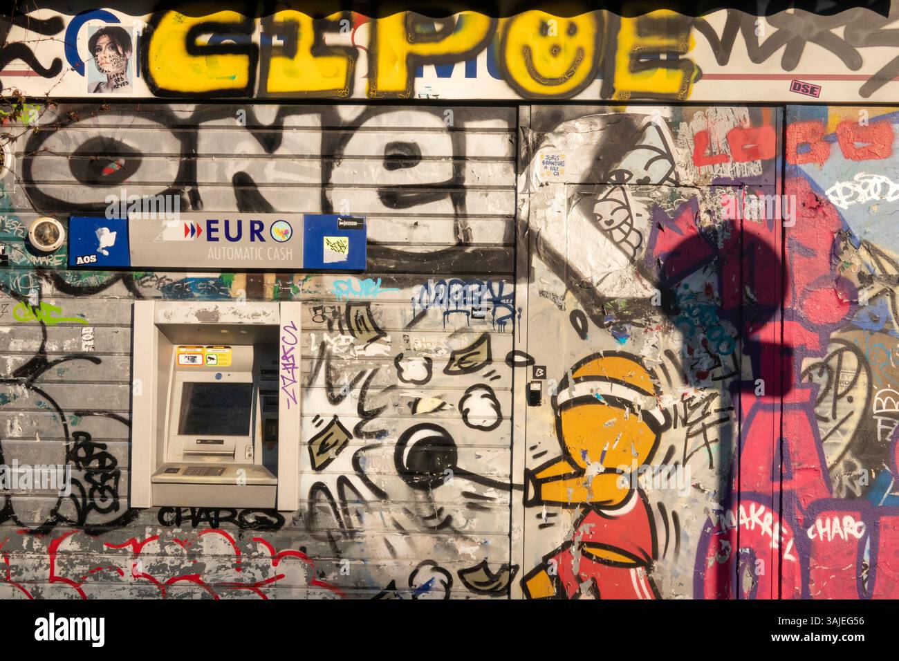 Frankreich, Paris, St Ouen, Marche aux Puces, Rue Paul Bert, mit Graffiti überzogener Geldautomat Stockfoto
