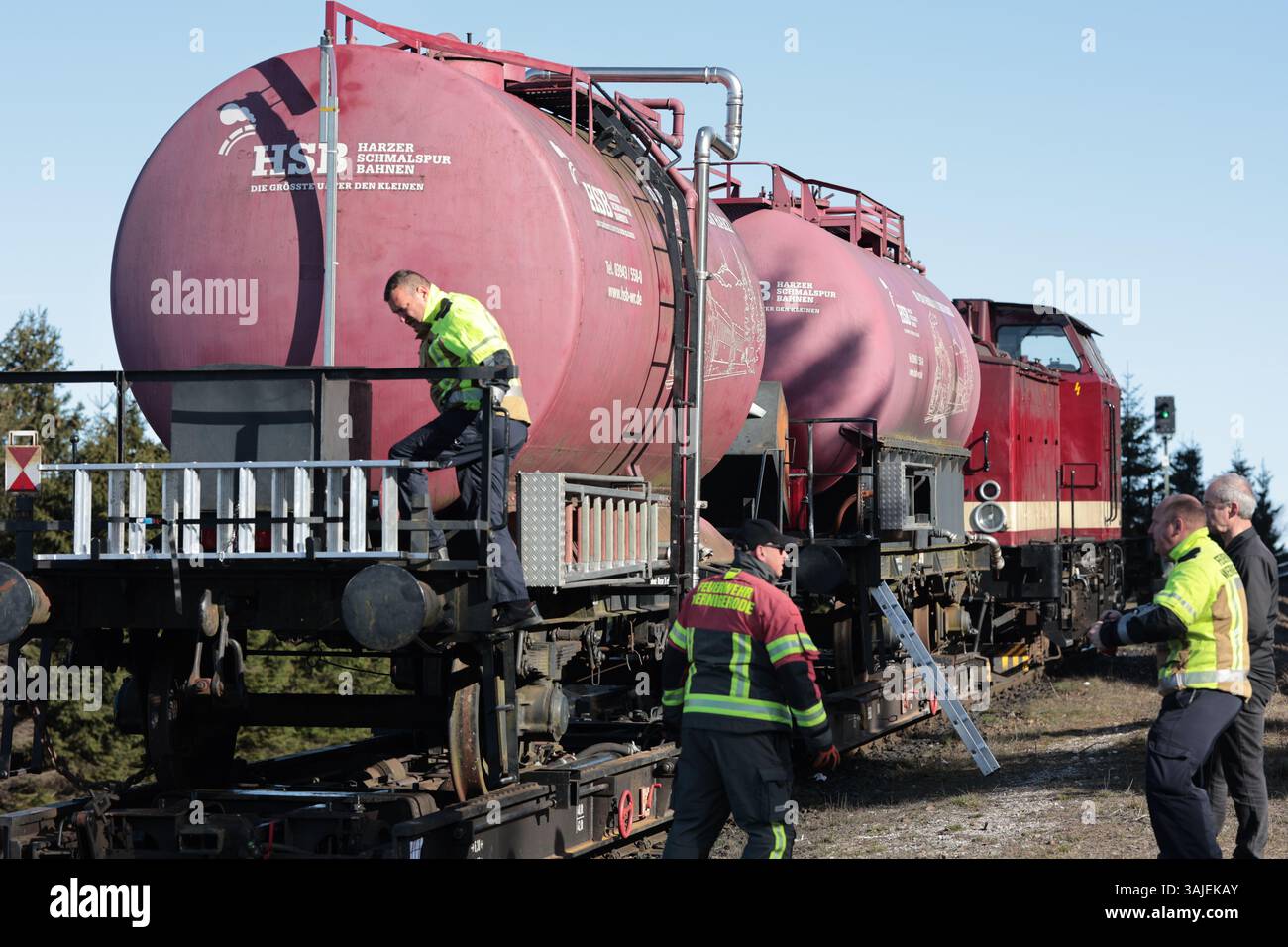 Schierke Am Brocken, Deutschland. April 2025. Kesselwagen der Harzer Schmalspurbahnen GmbH stehen am Bahnhof Goetheweg am Brocken. In Zusammenarbeit mit dem Nationalpark Harz wurde hier ein Wasserreservoir für die Feuerwehr errichtet und gefüllt. Der Löschwasserbehälter mit einem Fassungsvermögen von 100.000 Litern Löschwasser für den Brandschutz wurde von der Feuerwehr Wernigerode gefüllt. Quelle: Matthias Bein/dpa/Alamy Live News Stockfoto