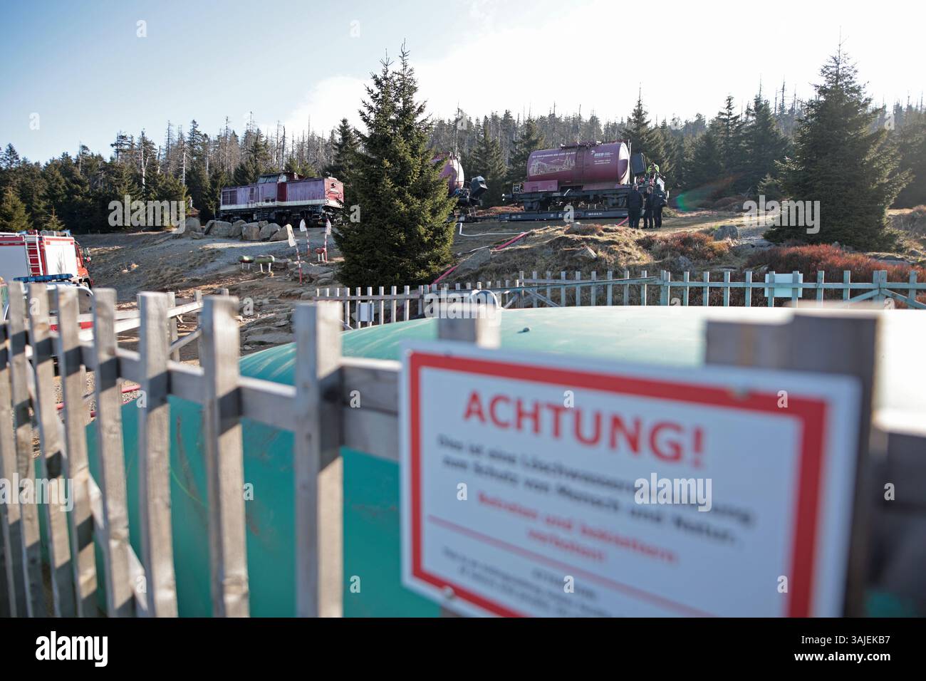 Schierke Am Brocken, Deutschland. April 2025. Kesselwagen der Harzer Schmalspurbahnen GmbH stehen am Bahnhof Goetheweg am Brocken. In Zusammenarbeit mit dem Nationalpark Harz wurde hier ein Wasserreservoir für die Feuerwehr errichtet und gefüllt. Der Löschwasserbehälter mit einem Fassungsvermögen von 100.000 Litern Löschwasser für den Brandschutz wurde von der Feuerwehr Wernigerode gefüllt. Quelle: Matthias Bein/dpa/Alamy Live News Stockfoto