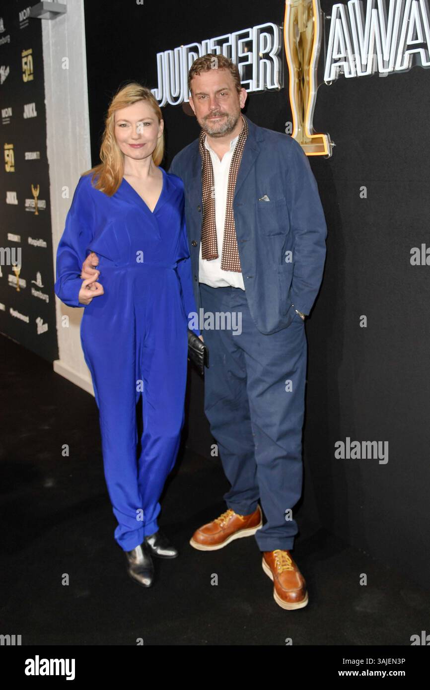 Sebastian Bezzel und Ehefrau Johanna Christine Gehlen bei der 47. Verleihung des Jupiter Awards in Hamburg am 10.04.2025 *** Sebastian Bezzel und seine Frau Johanna Christine Gehlen bei der 47. Jupiter-Preisverleihung in Hamburg am 10 04 2025 Stockfoto