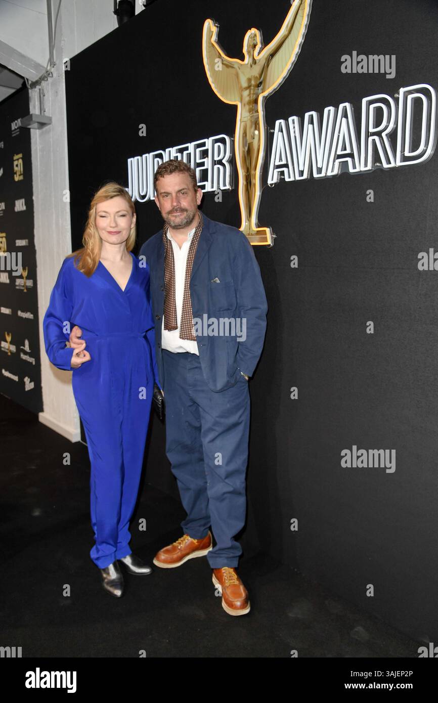 Sebastian Bezzel und Ehefrau Johanna Christine Gehlen bei der 47. Verleihung des Jupiter Awards in Hamburg am 10.04.2025 *** Sebastian Bezzel und seine Frau Johanna Christine Gehlen bei der 47. Jupiter-Preisverleihung in Hamburg am 10 04 2025 Stockfoto