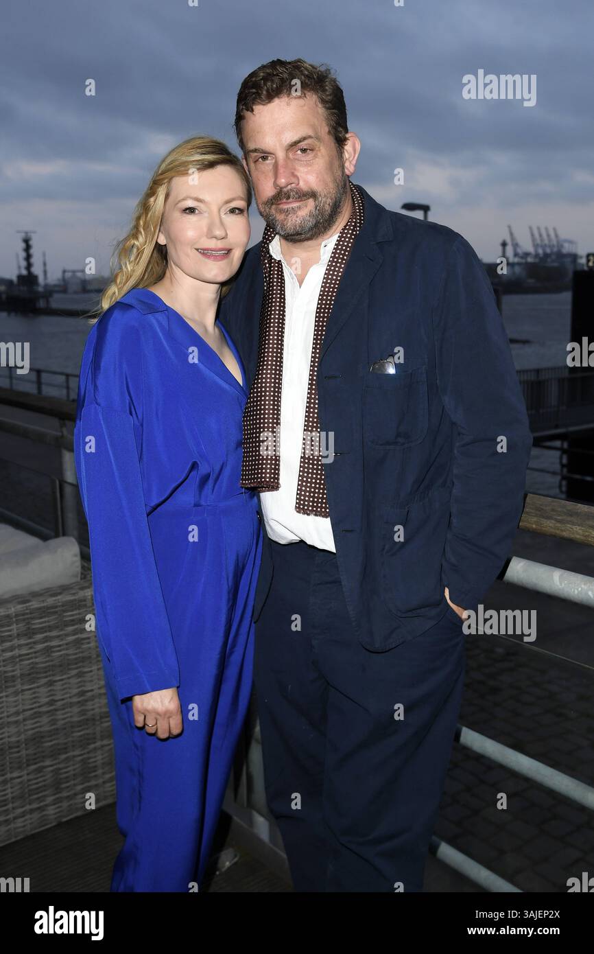 Sebastian Bezzel und Ehefrau Johanna Christine Gehlen bei der 47. Verleihung des Jupiter Awards in Hamburg am 10.04.2025 *** Sebastian Bezzel und seine Frau Johanna Christine Gehlen bei der 47. Jupiter-Preisverleihung in Hamburg am 10 04 2025 Stockfoto
