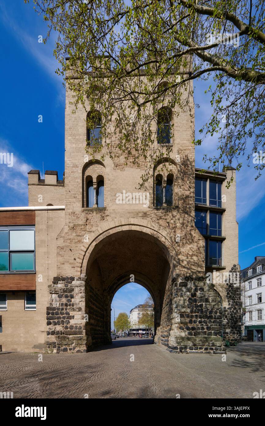 Blick vom Stadtzentrum auf die mittelalterliche Hahnentorburg mit ihrem Tor, einst Teil der mächtigen kölner Stadtmauer Stockfoto