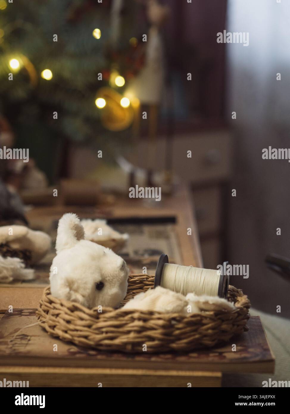 Nahaufnahme eines Korbs mit Bastelmaterial auf einem festlichen Schreibtisch Stockfoto