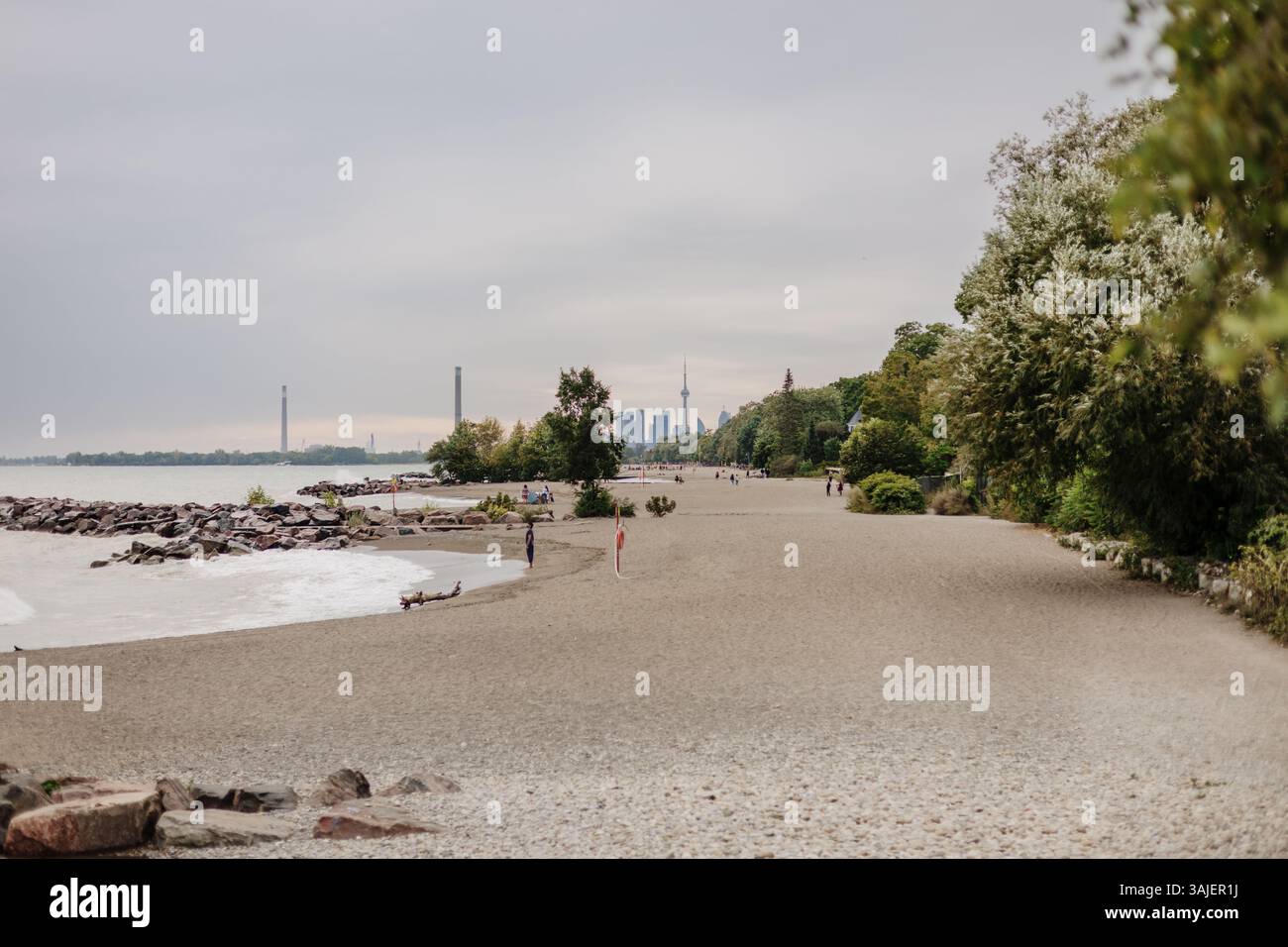 Menschen genießen den Strand in Toronto mit Blick auf die Skyline der Stadt Stockfoto