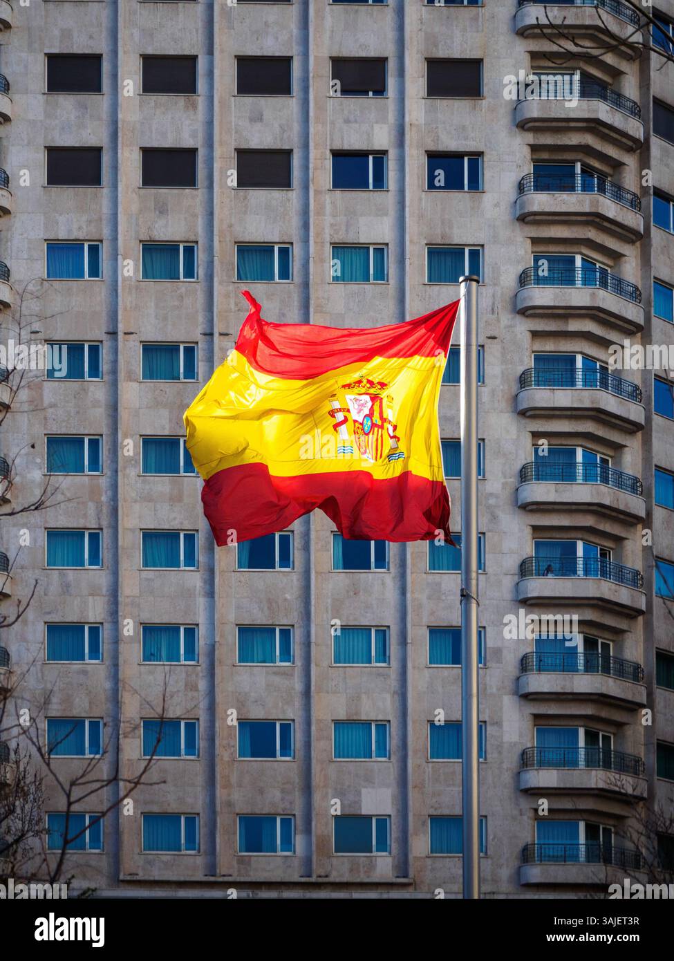 Die Flagge Spaniens weht an einem klaren Tag. Stockfoto