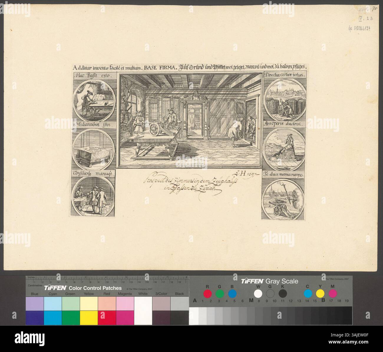 Ein Stich aus dem Jahr 1697, der die Vereinshalle mit einer Modellkanone auf einem Tisch darstellt, sowie kleinere Bilder, die Design, Berechnung und Einsatz von Artillerie veranschaulichen. Der von Johannes Meyer der Jüngere gestaltete Druck bietet einen Einblick in die damalige Militärtechnik und das damalige Design. Stockfoto