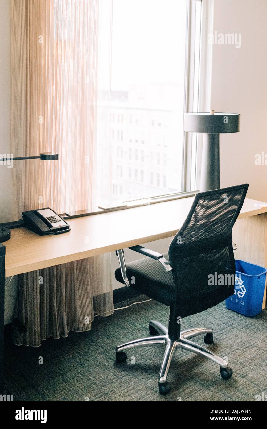 Moderner Büroarbeitsplatz mit ergonomischem Stuhl und Tageslicht Stockfoto