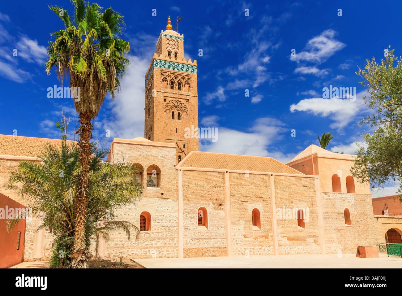 Marrakesch, Marokko. Berühmte Koutoubia Moschee mit einem hohen Minarett, maurische Architektur umgeben von Palmen, historisches islamisches Erbe. Stockfoto