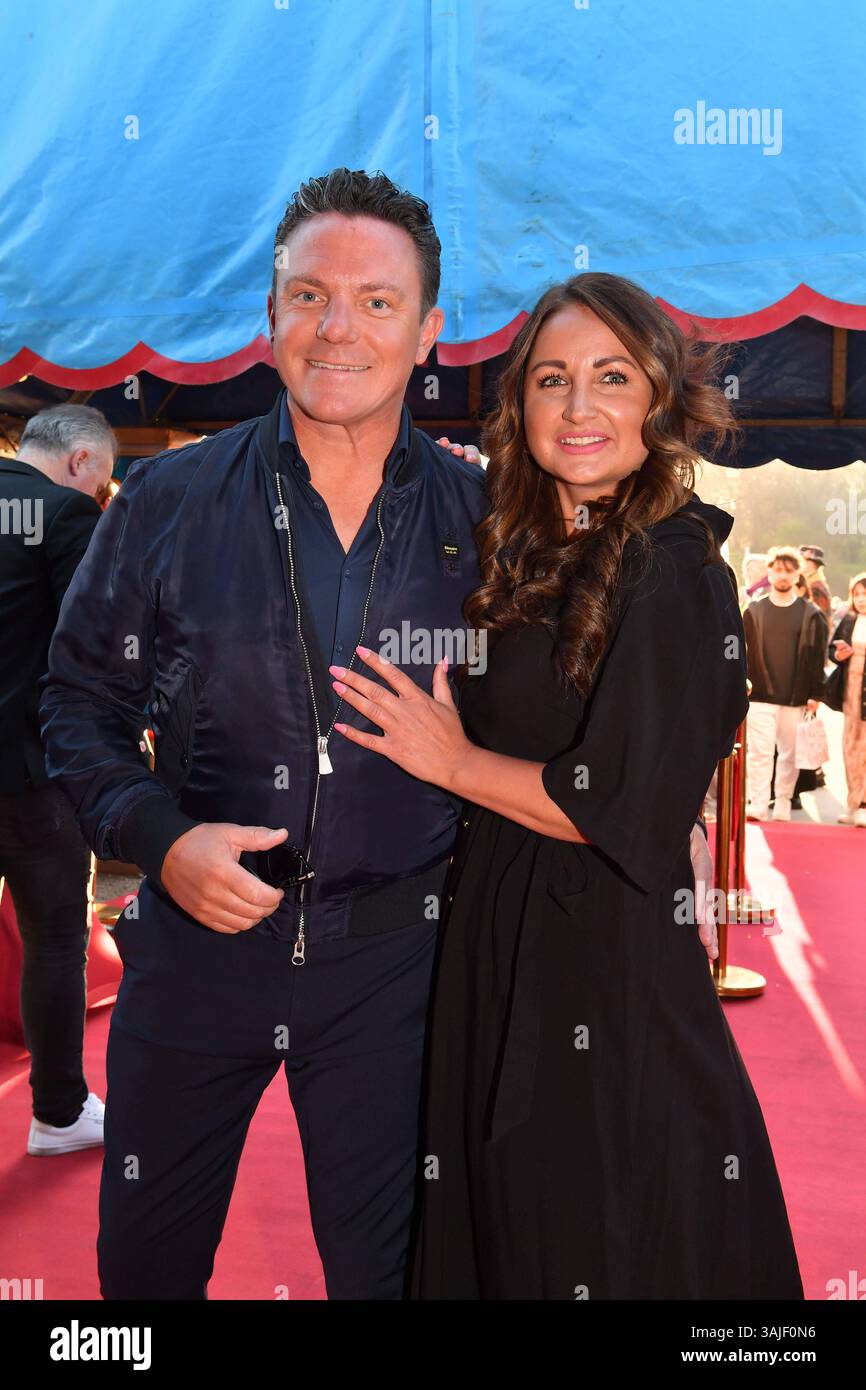 Stefan Mross mit Eva Luginger / Premiere / Circus Krone / Farbenspiel Gold Edition / Theresienwiese / München / 10. April 2025 *** Stefan Mross mit Eva Luginger Premiere Circus Krone Farbenspiel Gold Edition Theresienwiese München 10. April 2025 Stockfoto Stefan Mross mit Eva Luginger / Premiere / Circus Krone / Farbenspiel Gold Edition / Theresienwiese / München / 10. April 2025 *** Stefan Mross mit Eva Luginger Premiere Circus Krone Farbenspiel Gold Edition Theresienwiese München 10. April 2025 Stockfoto
