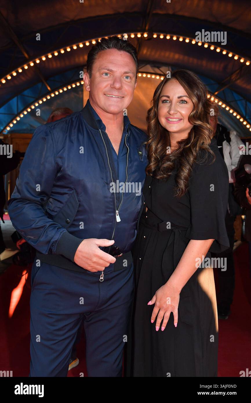 Stefan Mross mit Eva Luginger / Premiere / Circus Krone / Farbenspiel Gold Edition / Theresienwiese / München / 10. April 2025 *** Stefan Mross mit Eva Luginger Premiere Circus Krone Farbenspiel Gold Edition Theresienwiese München 10. April 2025 Stockfoto Stefan Mross mit Eva Luginger / Premiere / Circus Krone / Farbenspiel Gold Edition / Theresienwiese / München / 10. April 2025 *** Stefan Mross mit Eva Luginger Premiere Circus Krone Farbenspiel Gold Edition Theresienwiese München 10. April 2025 Stockfoto