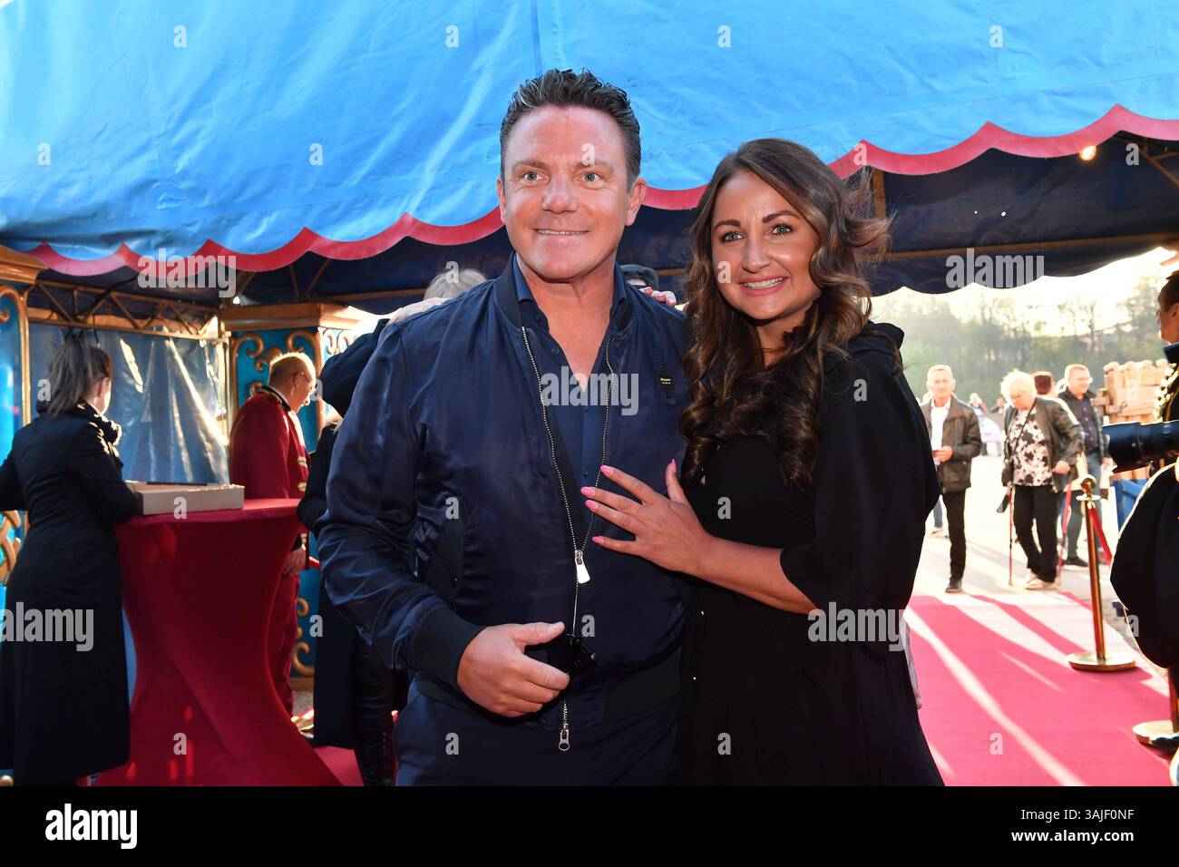 Stefan Mross mit Eva Luginger / Premiere / Circus Krone / Farbenspiel Gold Edition / Theresienwiese / München / 10. April 2025 *** Stefan Mross mit Eva Luginger Premiere Circus Krone Farbenspiel Gold Edition Theresienwiese München 10. April 2025 Stockfoto Stefan Mross mit Eva Luginger / Premiere / Circus Krone / Farbenspiel Gold Edition / Theresienwiese / München / 10. April 2025 *** Stefan Mross mit Eva Luginger Premiere Circus Krone Farbenspiel Gold Edition Theresienwiese München 10. April 2025 Stockfoto