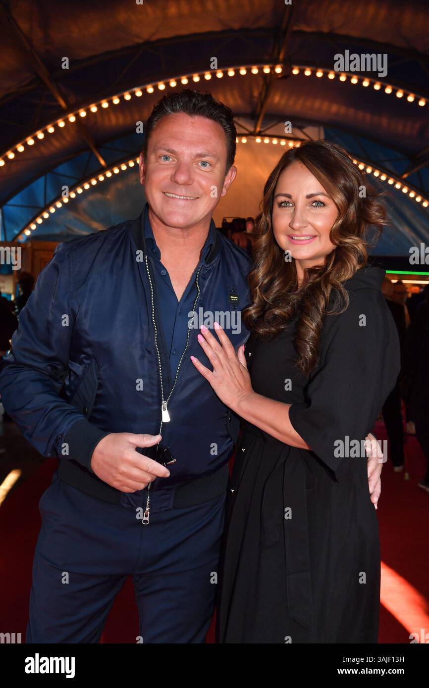 Stefan Mross mit Eva Luginger / Premiere / Circus Krone / Farbenspiel Gold Edition / Theresienwiese / München / 10. April 2025 *** Stefan Mross mit Eva Luginger Premiere Circus Krone Farbenspiel Gold Edition Theresienwiese München 10. April 2025 Stockfoto Stefan Mross mit Eva Luginger / Premiere / Circus Krone / Farbenspiel Gold Edition / Theresienwiese / München / 10. April 2025 *** Stefan Mross mit Eva Luginger Premiere Circus Krone Farbenspiel Gold Edition Theresienwiese München 10. April 2025 Stockfoto