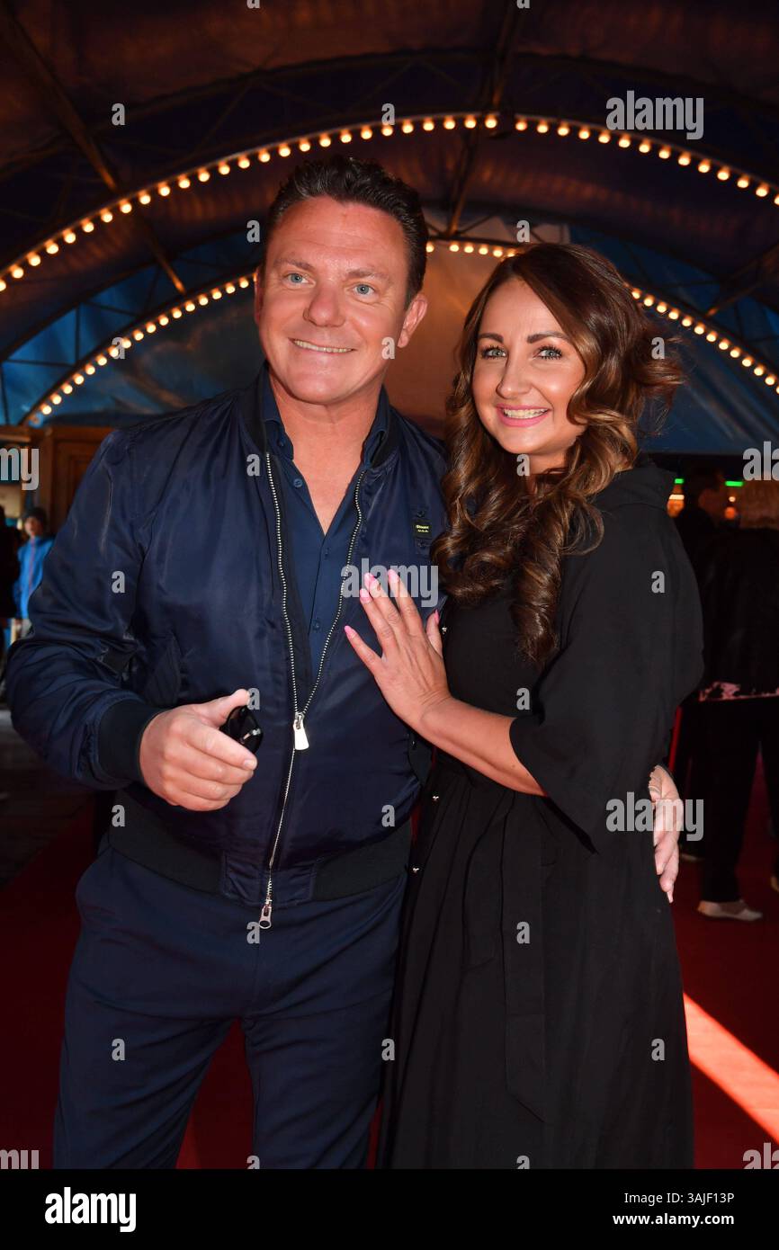 Stefan Mross mit Eva Luginger / Premiere / Circus Krone / Farbenspiel Gold Edition / Theresienwiese / München / 10. April 2025 *** Stefan Mross mit Eva Luginger Premiere Circus Krone Farbenspiel Gold Edition Theresienwiese München 10. April 2025 Stockfoto Stefan Mross mit Eva Luginger / Premiere / Circus Krone / Farbenspiel Gold Edition / Theresienwiese / München / 10. April 2025 *** Stefan Mross mit Eva Luginger Premiere Circus Krone Farbenspiel Gold Edition Theresienwiese München 10. April 2025 Stockfoto
