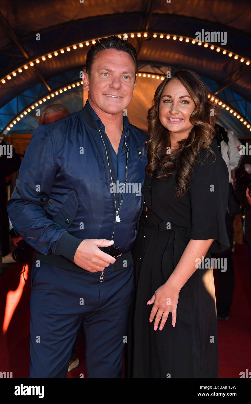 Stefan Mross mit Eva Luginger / Premiere / Circus Krone / Farbenspiel Gold Edition / Theresienwiese / München / 10. April 2025 *** Stefan Mross mit Eva Luginger Premiere Circus Krone Farbenspiel Gold Edition Theresienwiese München 10. April 2025 Stockfoto Stefan Mross mit Eva Luginger / Premiere / Circus Krone / Farbenspiel Gold Edition / Theresienwiese / München / 10. April 2025 *** Stefan Mross mit Eva Luginger Premiere Circus Krone Farbenspiel Gold Edition Theresienwiese München 10. April 2025 Stockfoto