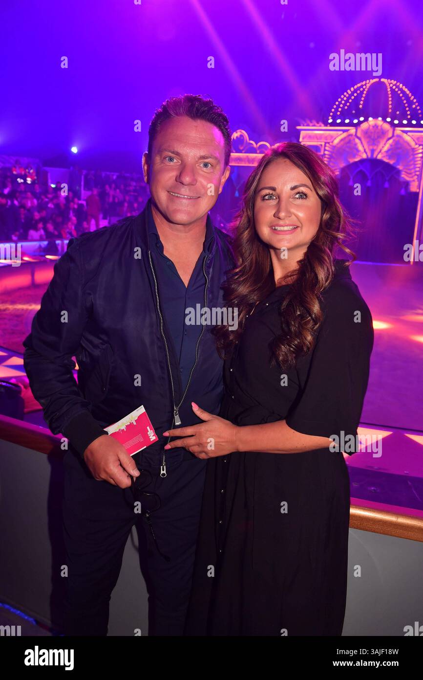 Stefan Mross und Eva Luginger / Premiere / Circus Krone / Farbenspiel Gold Edition / Theresienwiese / München / 10. April 2025 *** Stefan Mross und Eva Luginger Premiere Circus Krone Farbenspiel Gold Edition Theresienwiese München 10. April 2025 Stockfoto Stefan Mross und Eva Luginger / Premiere / Circus Krone / Farbenspiel Gold Edition / Theresienwiese / München / 10. April 2025 *** Stefan Mross und Eva Luginger Premiere Circus Krone Farbenspiel Gold Edition Theresienwiese München 10. April 2025 Stockfoto