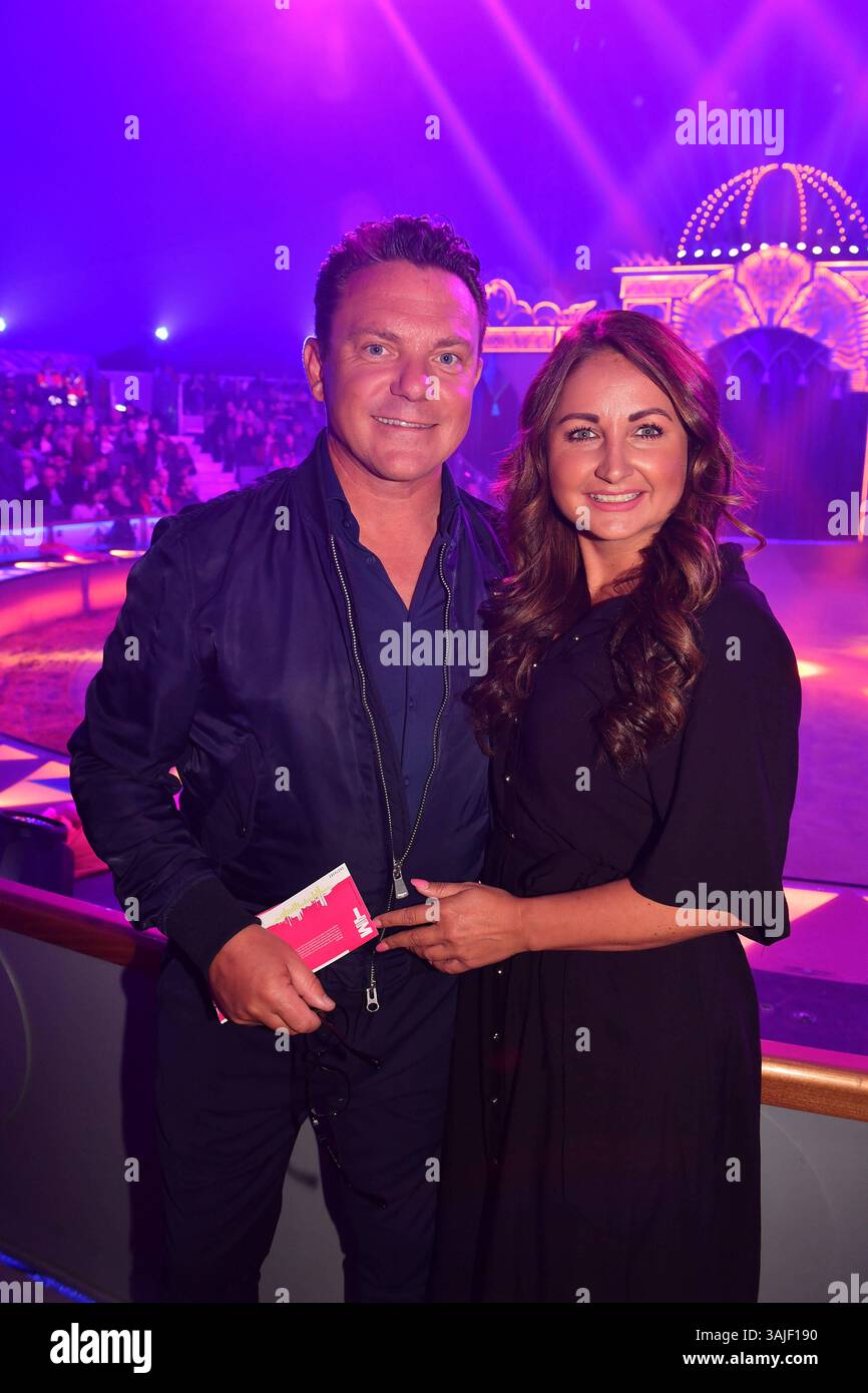 Stefan Mross und Eva Luginger / Premiere / Circus Krone / Farbenspiel Gold Edition / Theresienwiese / München / 10. April 2025 *** Stefan Mross und Eva Luginger Premiere Circus Krone Farbenspiel Gold Edition Theresienwiese München 10. April 2025 Stockfoto Stefan Mross und Eva Luginger / Premiere / Circus Krone / Farbenspiel Gold Edition / Theresienwiese / München / 10. April 2025 *** Stefan Mross und Eva Luginger Premiere Circus Krone Farbenspiel Gold Edition Theresienwiese München 10. April 2025 Stockfoto