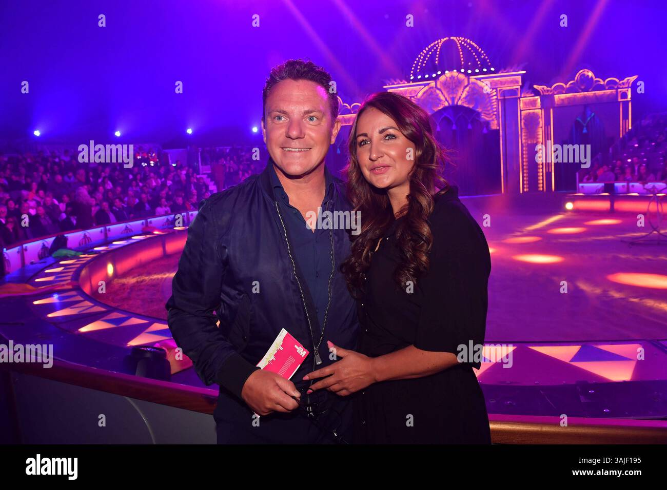 Stefan Mross und Eva Luginger / Premiere / Circus Krone / Farbenspiel Gold Edition / Theresienwiese / München / 10. April 2025 *** Stefan Mross und Eva Luginger Premiere Circus Krone Farbenspiel Gold Edition Theresienwiese München 10. April 2025 Stockfoto Stefan Mross und Eva Luginger / Premiere / Circus Krone / Farbenspiel Gold Edition / Theresienwiese / München / 10. April 2025 *** Stefan Mross und Eva Luginger Premiere Circus Krone Farbenspiel Gold Edition Theresienwiese München 10. April 2025 Stockfoto