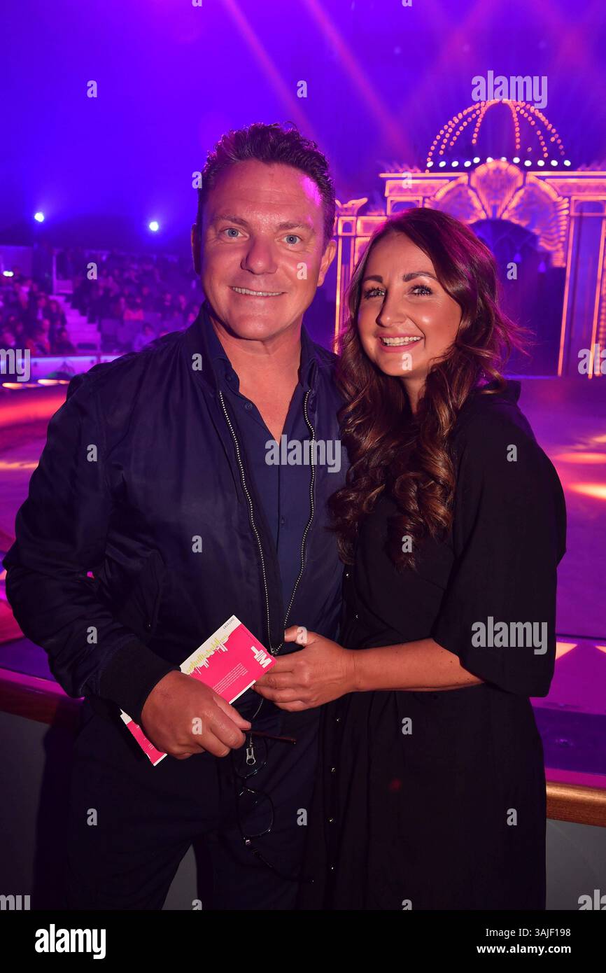 Stefan Mross und Eva Luginger / Premiere / Circus Krone / Farbenspiel Gold Edition / Theresienwiese / München / 10. April 2025 *** Stefan Mross und Eva Luginger Premiere Circus Krone Farbenspiel Gold Edition Theresienwiese München 10. April 2025 Stockfoto Stefan Mross und Eva Luginger / Premiere / Circus Krone / Farbenspiel Gold Edition / Theresienwiese / München / 10. April 2025 *** Stefan Mross und Eva Luginger Premiere Circus Krone Farbenspiel Gold Edition Theresienwiese München 10. April 2025 Stockfoto