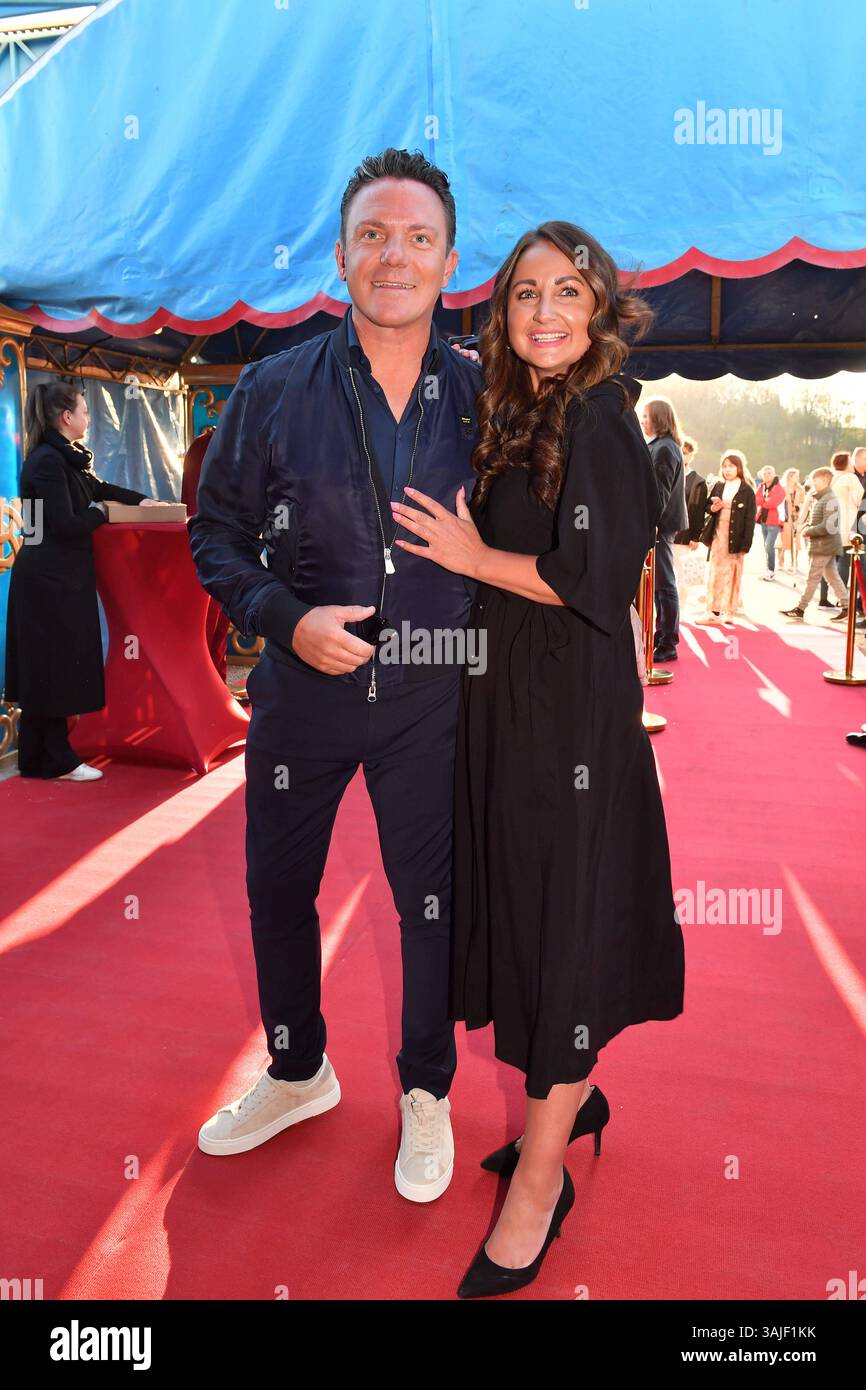 Stefan Mross mit Eva Luginger / Premiere / Circus Krone / Farbenspiel Gold Edition / Theresienwiese / München / 10. April 2025 *** Stefan Mross mit Eva Luginger Premiere Circus Krone Farbenspiel Gold Edition Theresienwiese München 10. April 2025 Stockfoto Stefan Mross mit Eva Luginger / Premiere / Circus Krone / Farbenspiel Gold Edition / Theresienwiese / München / 10. April 2025 *** Stefan Mross mit Eva Luginger Premiere Circus Krone Farbenspiel Gold Edition Theresienwiese München 10. April 2025 Stockfoto