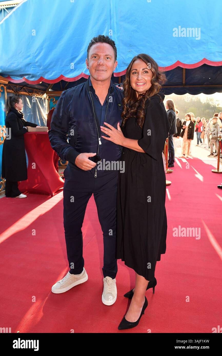 Stefan Mross mit Eva Luginger / Premiere / Circus Krone / Farbenspiel Gold Edition / Theresienwiese / München / 10. April 2025 *** Stefan Mross mit Eva Luginger Premiere Circus Krone Farbenspiel Gold Edition Theresienwiese München 10. April 2025 Stockfoto Stefan Mross mit Eva Luginger / Premiere / Circus Krone / Farbenspiel Gold Edition / Theresienwiese / München / 10. April 2025 *** Stefan Mross mit Eva Luginger Premiere Circus Krone Farbenspiel Gold Edition Theresienwiese München 10. April 2025 Stockfoto
