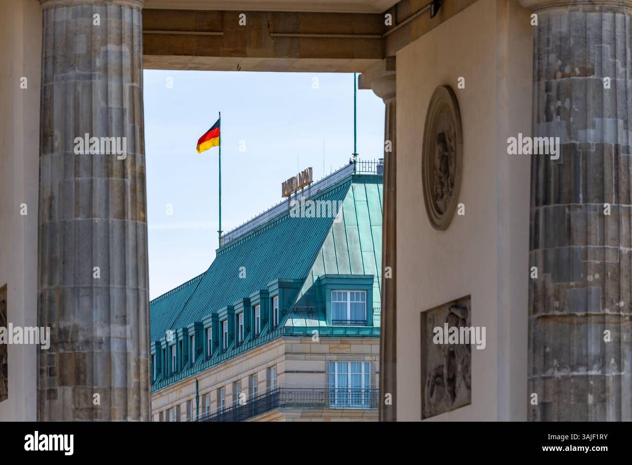 Deutschland Berlin 10. April 2025. Das Gebäude des Hotels Adlon in Berlin. Die deutsche Flagge fliegt auf dem Gebäude des Hotels. Stockfoto