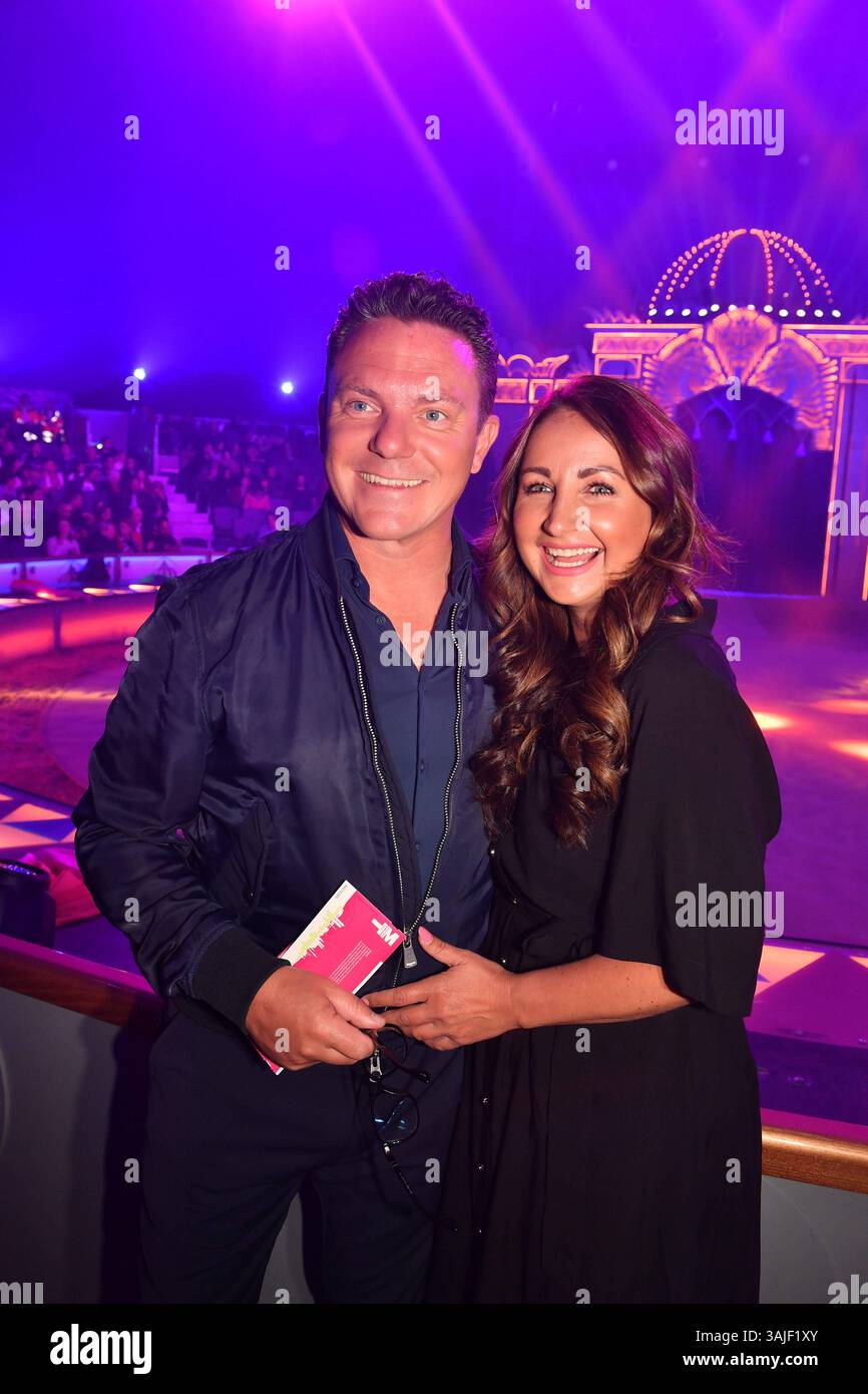 Stefan Mross und Eva Luginger / Premiere / Circus Krone / Farbenspiel Gold Edition / Theresienwiese / München / 10. April 2025 *** Stefan Mross und Eva Luginger Premiere Circus Krone Farbenspiel Gold Edition Theresienwiese München 10. April 2025 Stockfoto Stefan Mross und Eva Luginger / Premiere / Circus Krone / Farbenspiel Gold Edition / Theresienwiese / München / 10. April 2025 *** Stefan Mross und Eva Luginger Premiere Circus Krone Farbenspiel Gold Edition Theresienwiese München 10. April 2025 Stockfoto