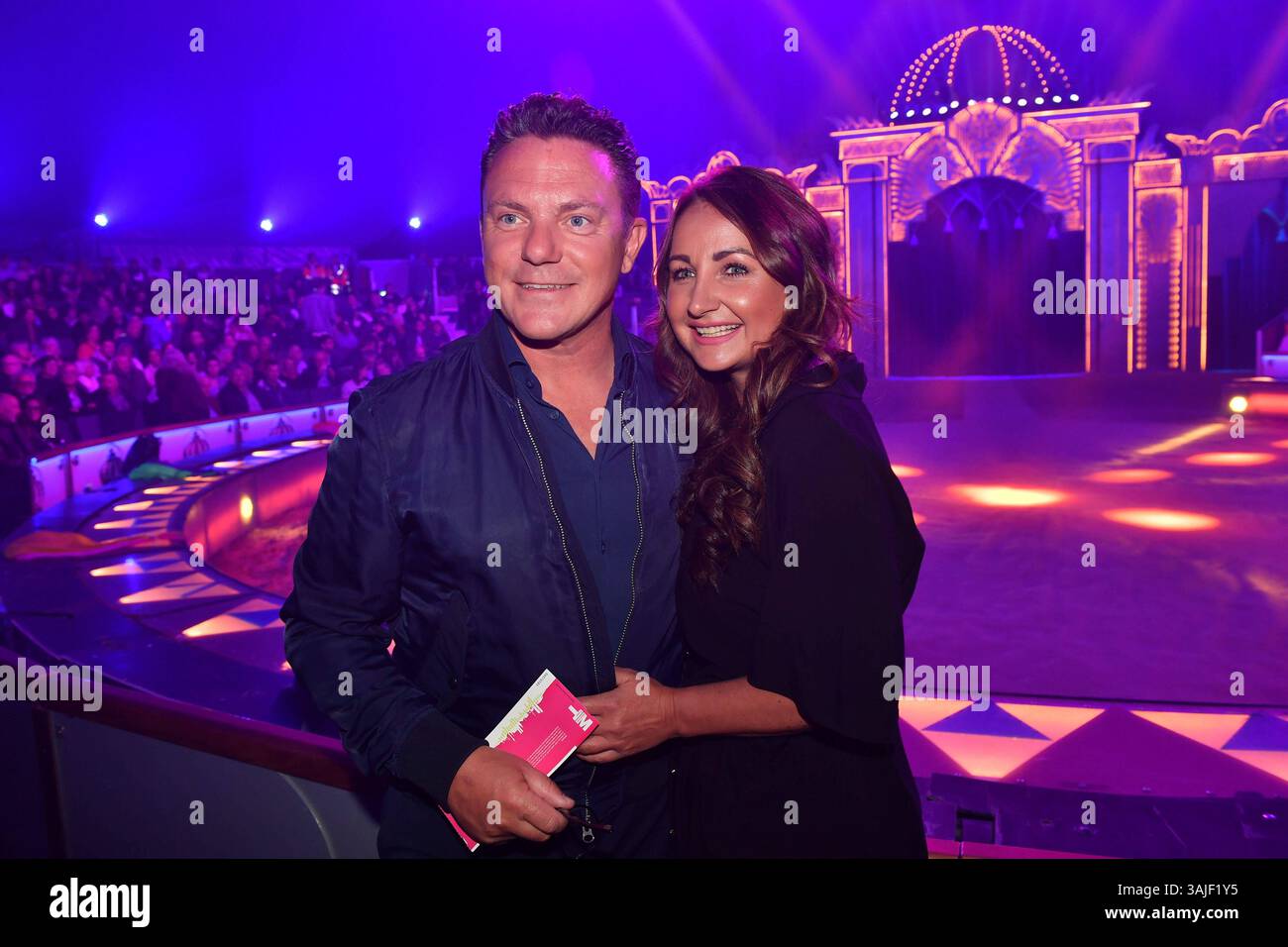 Stefan Mross und Eva Luginger / Premiere / Circus Krone / Farbenspiel Gold Edition / Theresienwiese / München / 10. April 2025 *** Stefan Mross und Eva Luginger Premiere Circus Krone Farbenspiel Gold Edition Theresienwiese München 10. April 2025 Stockfoto Stefan Mross und Eva Luginger / Premiere / Circus Krone / Farbenspiel Gold Edition / Theresienwiese / München / 10. April 2025 *** Stefan Mross und Eva Luginger Premiere Circus Krone Farbenspiel Gold Edition Theresienwiese München 10. April 2025 Stockfoto