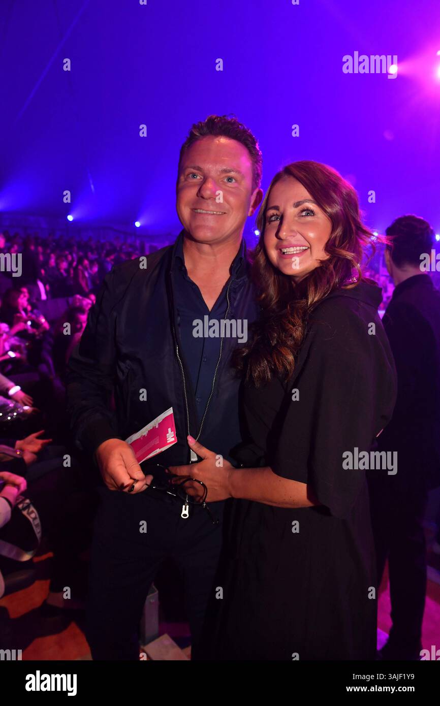 Stefan Mross und Eva Luginger / Premiere / Circus Krone / Farbenspiel Gold Edition / Theresienwiese / München / 10. April 2025 *** Stefan Mross und Eva Luginger Premiere Circus Krone Farbenspiel Gold Edition Theresienwiese München 10. April 2025 Stockfoto Stefan Mross und Eva Luginger / Premiere / Circus Krone / Farbenspiel Gold Edition / Theresienwiese / München / 10. April 2025 *** Stefan Mross und Eva Luginger Premiere Circus Krone Farbenspiel Gold Edition Theresienwiese München 10. April 2025 Stockfoto
