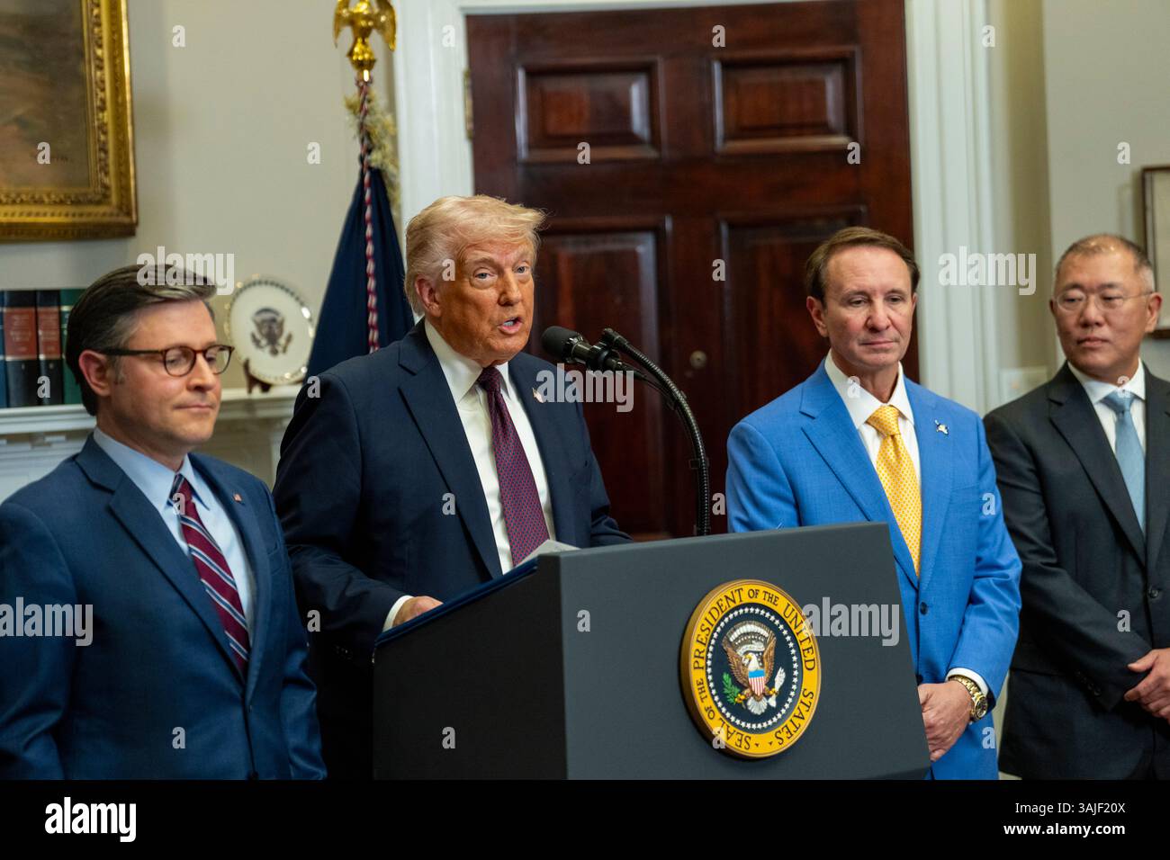 WASHINGTON DC, USA - 24. März 2025 - US-Präsident Donald Trump und Louisianas Gouverneur Jeff Landry (Mitte rechts) sprechen im Roosevelt Room of the Wh Stockfoto