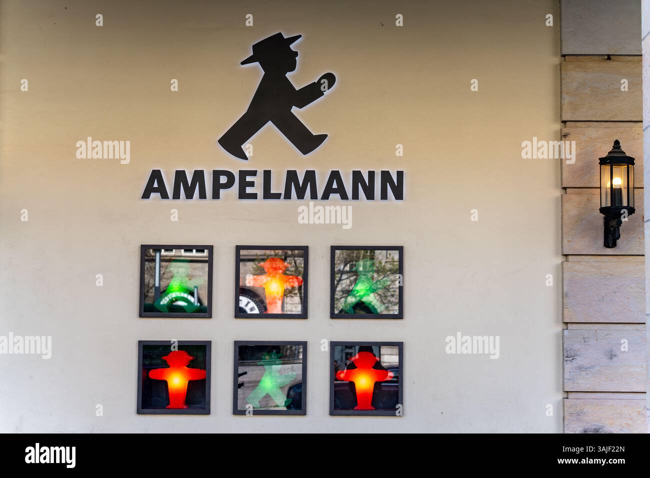 Deutschland Berlin 10. April 2025. Ein Schild, auf dem steht, dass Ampelmann an einer Wand ist. Es gibt sechs Ampeln an der Wand Stockfoto