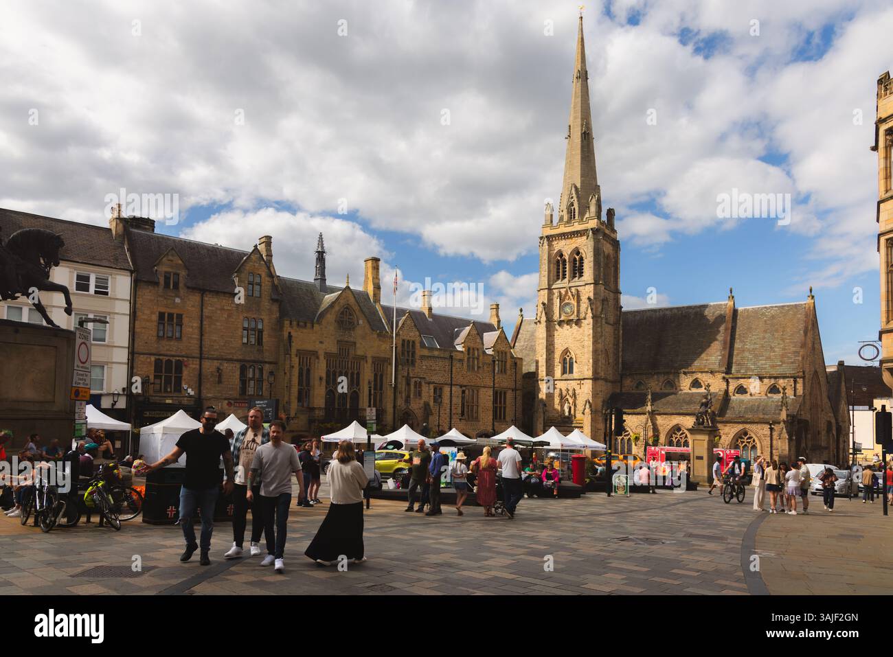 Durham, Großbritannien - 22. Juni 2024: Geschäftige Altstadt Durham Market Place mit pulsierenden Marktständen, historischer Architektur und St. Nicholas’ Church on a sunn Stockfoto