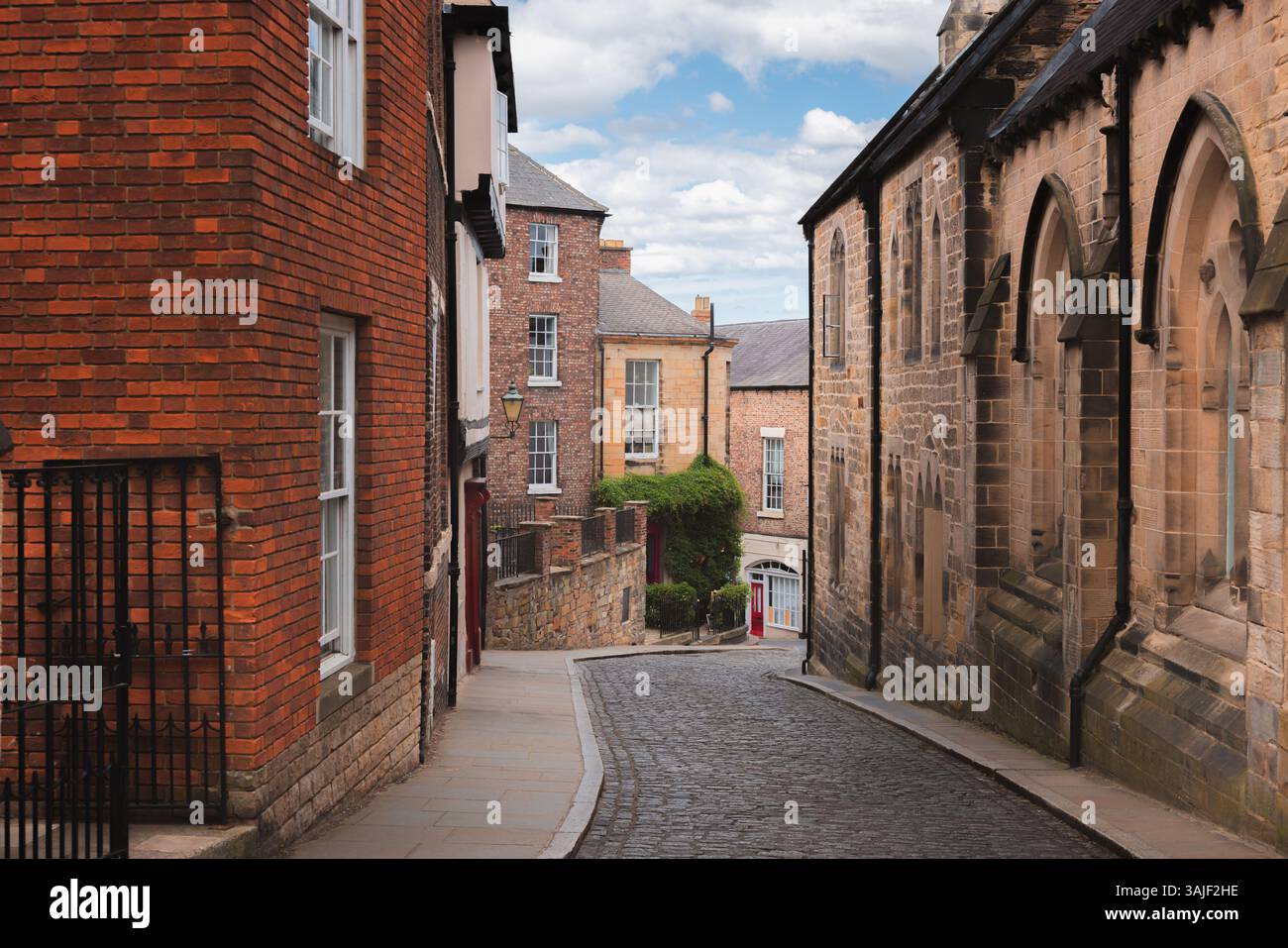 Malerische Kopfsteinpflasterstraße mit bezaubernder Architektur in der historischen Altstadt von Durham, England. Stockfoto
