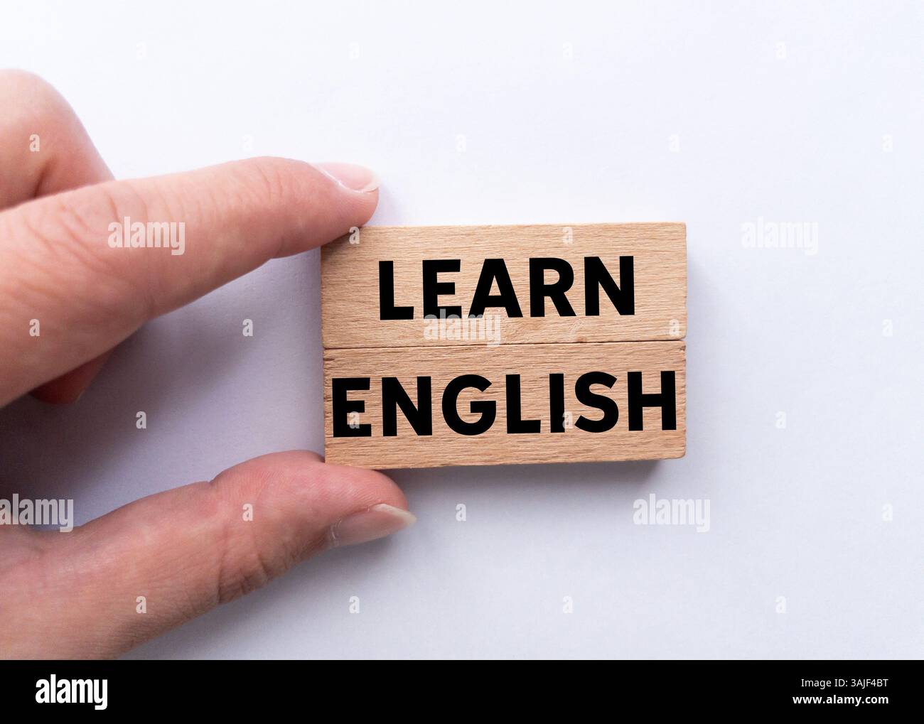Lernen Sie englische Botschaft auf Holzblöcken auf weißem Hintergrund. Symbol für konzeptuelles Lernen englisch. Kopierbereich. Stockfoto