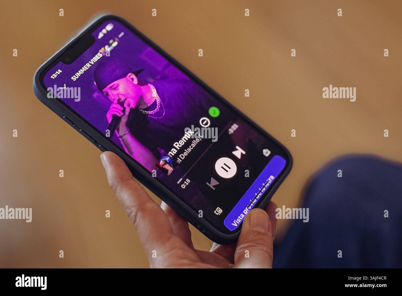 Nahaufnahme von Frauenhänden mit der Spotify App auf dem iPhone Stockfoto