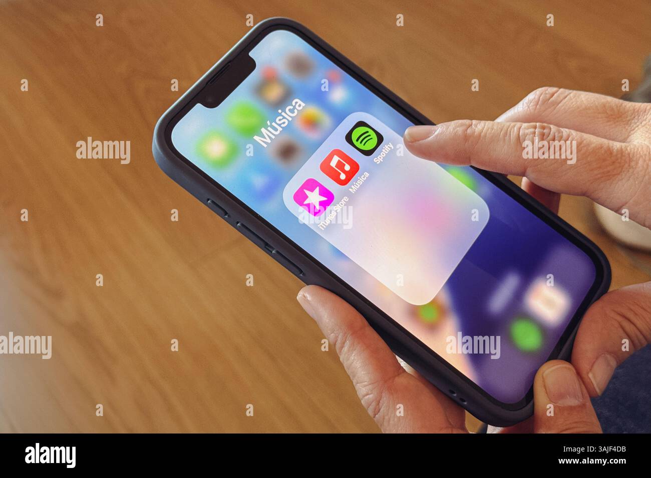Nahaufnahme von Frauenhänden mit der Spotify App auf dem iPhone Stockfoto