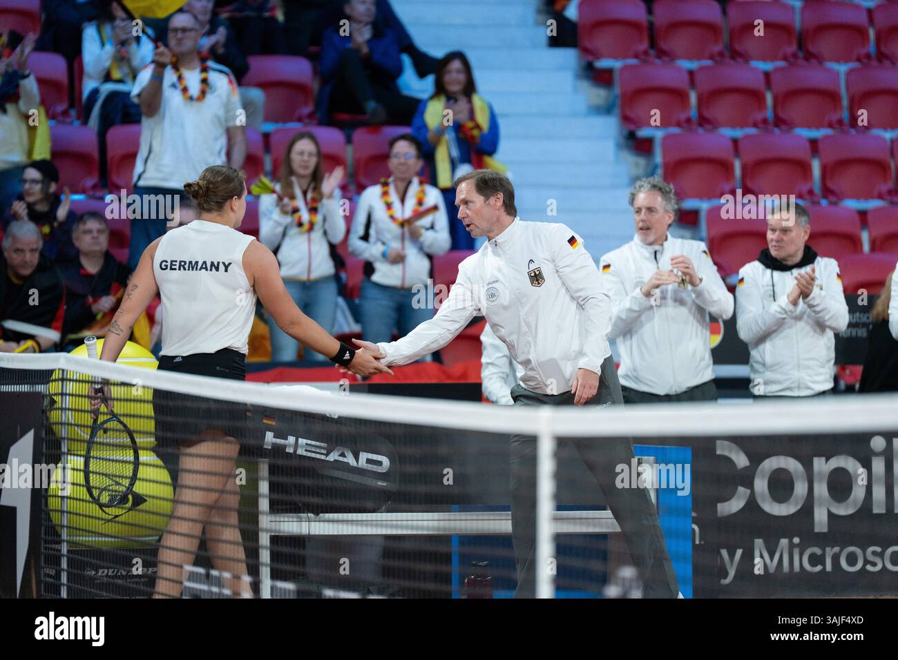 Den Haag, Niederlande. April 2025. DEN HAAG, NIEDERLANDE - 10. APRIL: Rainer Schuettler und Jule Niemeier, Deutschland, vor dem Billie Jean King Cup Qualifikationsspiel zwischen Deutschland und den Niederlanden am 10. April 2025 auf dem Sportcampus Zuiderpark in den Haag, Niederlande. (Foto: Marleen Fouchier/BSR Agency) Credit: BSR Agency/Alamy Live News Stockfoto