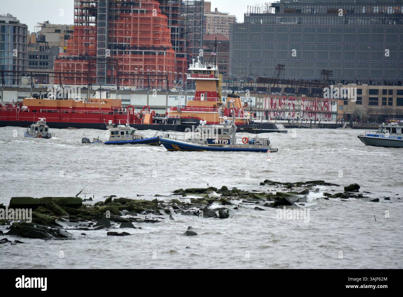 Ersthelfer auf dem Hudson River nach einem tödlichen Hubschrauberabsturz zwischen Manhattan und Jersey City, New Jersey. Stockfoto