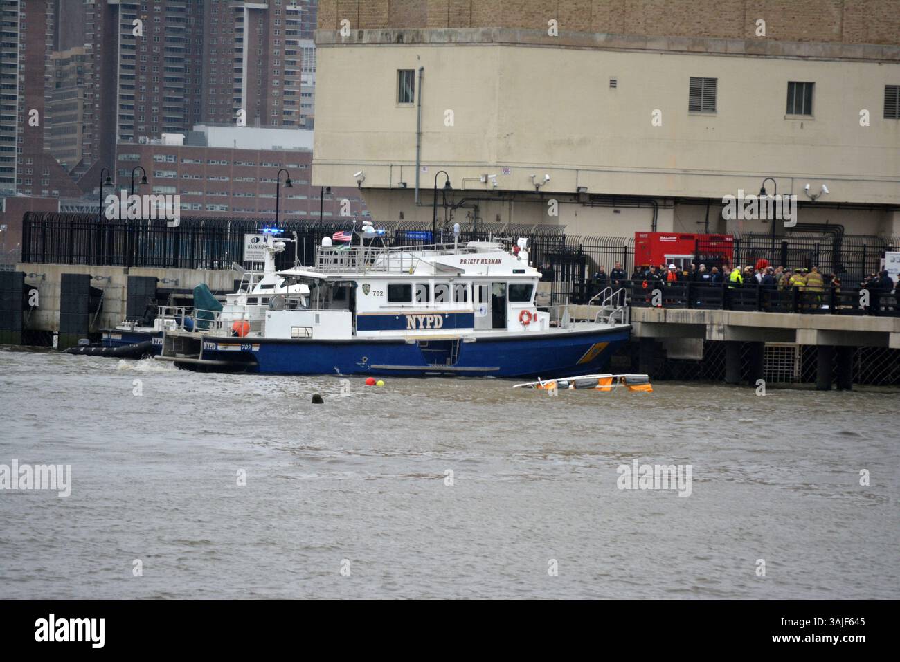 Ersthelfer auf dem Hudson River nach einem tödlichen Hubschrauberabsturz zwischen Manhattan und Jersey City, New Jersey. Stockfoto