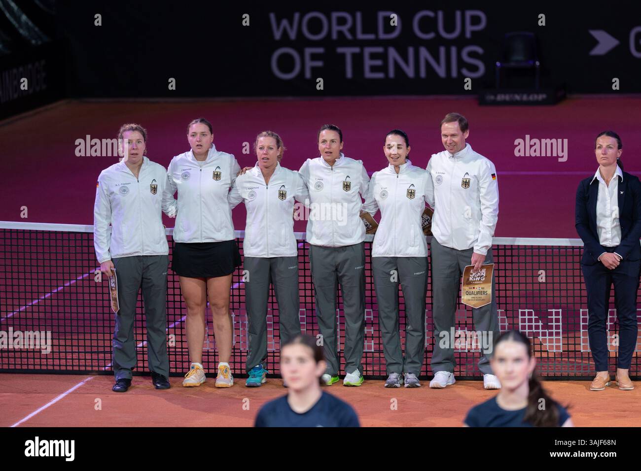 Den Haag, Niederlande. April 2025. DEN HAAG, NIEDERLANDE - 10. APRIL: Eva Lys, Anne-Lena Friedsam, Tatjana Maria, Laura Siegemund, Jule Niemeier, Rainer Schuettlerof Deutschland vor dem Billie Jean King Cup Qualifikationsspiel zwischen Deutschland und den Niederlanden am 10. April 2025 im Sportcampus Zuiderpark in den Haag, Niederlande. (Foto: Marleen Fouchier/BSR Agency) Credit: BSR Agency/Alamy Live News Stockfoto